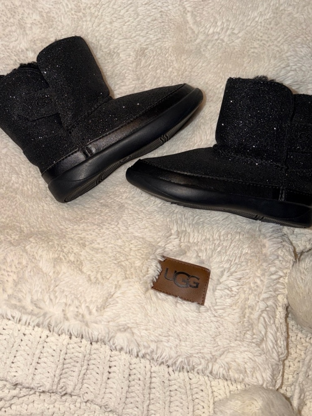 7C Authentic UGG Keelan Black Sparkle Ankle Boots